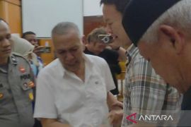 Terdakwa Budi Pranoto menangis dan peluk Bambang usai vonis bebas kasus smartboard