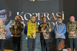 Gubernur Sulsel raih Penghargaan Bakti Koperasi 2026 dari Kemenkop