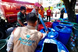 Air bersih bagi warga terdampak kekeringan di Maros