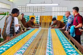 Wamenkop: LPDB Koperasi mendorong Lurik Prasojo tembus internasional