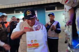 Anggota DPR lepas 12 truk bantuan untuk korban gempa NTT