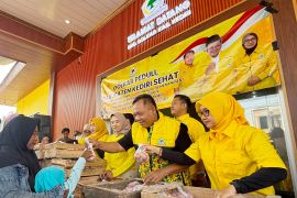 Legislator Jatim borong dan bagikan telur gratis ke masyarakat
