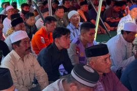 Gibran doakan NTT pulih saat Shalat Jumat bersama warga