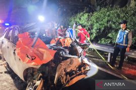Dua orang tewas setelah mobil tabrak truk di Tol Jagorawi dan terbakar