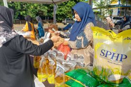 Ibu-ibu terbantu Gerakan Pangan Murah Pemkot Tanjungpinang