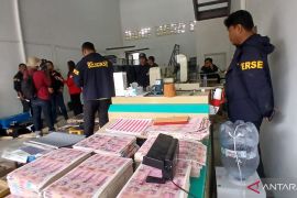 Polisi buru aktor lain pembuatan uang palsu Rp36 miliar di Tangsel