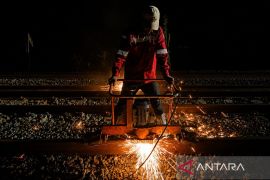 KAI Cirebon meningkatkan kualitas 30 km jalur rel untuk keselamatan