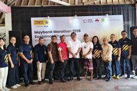 Maybank Indonesia perkuat literasi keuangan pelajar yang ada di sepanjang rute maraton