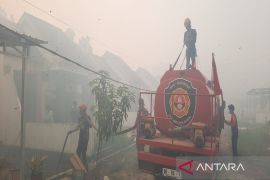 Kebakaran hutan kepung perumahan dekat Bandara Internasional Syamsudin Noor