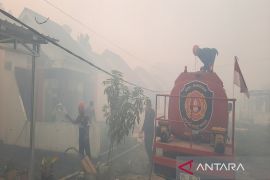 Kebakaran lahan dekati perumahan sekitar Bandara Internasional Syamsudin Noor