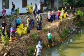 Wabup Tala turun langsung bersihkan Sungai Sawahan jaga aliran lancar
