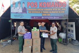 Pemprov Kalsel dan GAPKI bagikan 20.000 masker tangani dampak karhutla