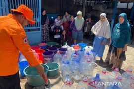 BPBD Makassar distribusikan air bersih ke lokasi kekeringan