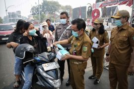 Pemkot Palangka Raya bagikan ribuan masker antisipasi dampak kabut asap
