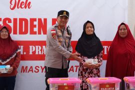 Polres Bengkayang salurkan sembako untuk korban kebakaran Sungai Duri