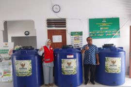 Pemkab Belitung serahkan bantuan tandon air untuk warga terdampak kekeringan