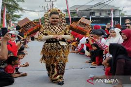 Warga Tanah Bumbu pupuk kesenian budaya lokal melalui karnaval
