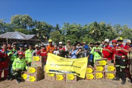 Kemen ESDM memetakan titik rawan dan salurkan bantuan gempa NTT