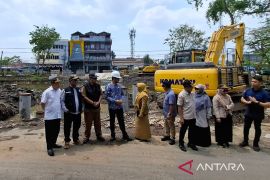 DPRD Banjarmasin tinjau pembangunan jembatan Jafri Zamzam II