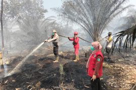 Polsek Bukit Batu dan tenaga medis perkuat penanganan dan pendinginan karhutla