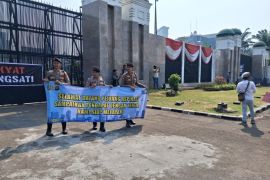 Polisi beri pengamanan aksi ratusan warga di depan Gedung DPR RI