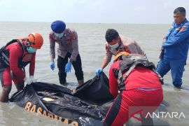 Polisi evakuasi temuan mayat di perairan Pangkalan Jodoh Desa Pasir Putih Bangka Selatan