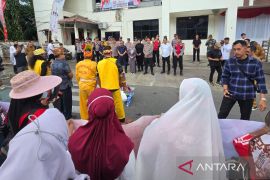 Ketua dan Waket DPRD Kotabaru temui pengunjuk rasa