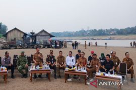 Shalahuddin nikmati suasana sore di Sungai Barito yang surut