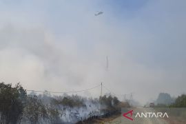 Helikopter berjibaku bantu padamkan kebakaran hutan di ring 1 bandara Kalsel