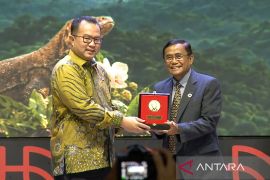 Pakar Biologi Konservasi UI Jatna Supriatna raih Sarwono Award 2026