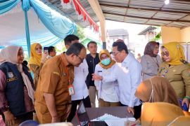 Kemenkes hibahkan X-Ray portabel untuk skrining TBC di Palembang