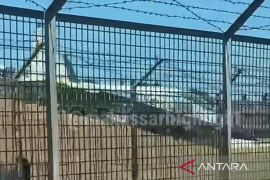 Pesawat tempur Sukhoi TNI AU tergelincir di landasan pacu Bandara Sultan Hasanuddin