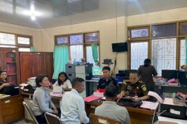 Polisi melimpahkan tersangka percabulan anak ke Kejari Kupang