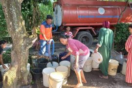 BPBD Probolinggo distribusikan bantuan air bersih di 19 desa