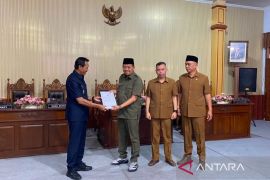 Pemkab Batang menyampaikan tiga raperda strategis investasi ke DPRD