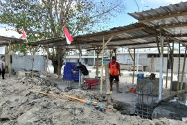 Dinas Perikanan kerjakan pemasangan atap pasar ikan bersih Mataram