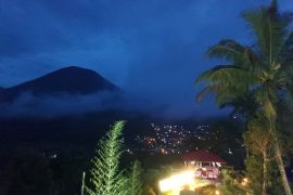 Pos PGA pantau kemunculan api di kawah Tompaluan Gunung Lokon