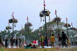 Panjat pinang KNPI HST disambut antusias masyarakat