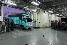 TNI AL kerahkan KRI Semarang bawa logistik dan truk ke NTT