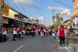 Bupati Bangka Selatan dan jajaran bersihkan sampah usai kegiatan pawai