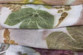 Wastra Ecoprint Flora Benuanta: Jejak Magis Tanpa Duplikat