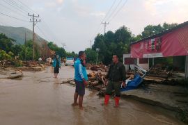 TNI/Polri bantu bersihkan rumah warga dari material banjir di Parigi Moutong