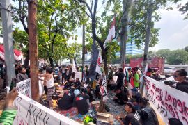 Massa mulai siapkan atribut di depan Gedung DPR