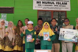 PLN UID Kalselteng salurkan 221 buku bacaan untuk siswa MI Nurul Islam Gambut