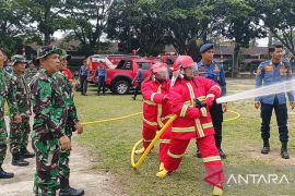 Damkar Bukittinggi dan Kodim Agam latihan bersama penanggulangan kebakaran