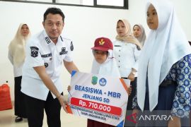 Bupati Paluta serahkan bantuan Perlengkapan Sekolah dan Beasiswa bagi 833 siswa