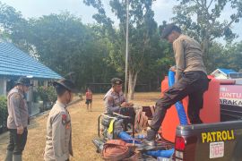 BPBD - Polres Tabalong distribusikan air bersih ke SMPN 3 Tanta