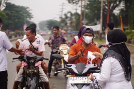 Pemkab Dharmasraya bagikan ribuan masker antisipasi kabut asap