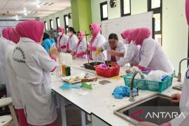 FMIPA UNG latih Bhayangkari Bone Bolango buat sabun ramah lingkungan