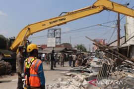 Pemkab Bekasi bongkar puluhan bangunan liar di bantaran Saluran Sekunder Balong Tua